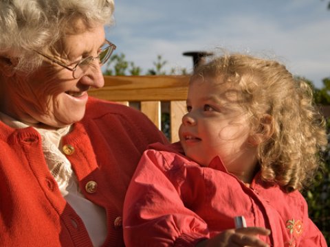 Британские ученые поняли, для чего существуют бабушки