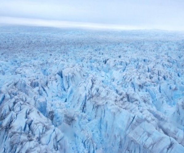 От Гренландии откололся "кусочек льда"