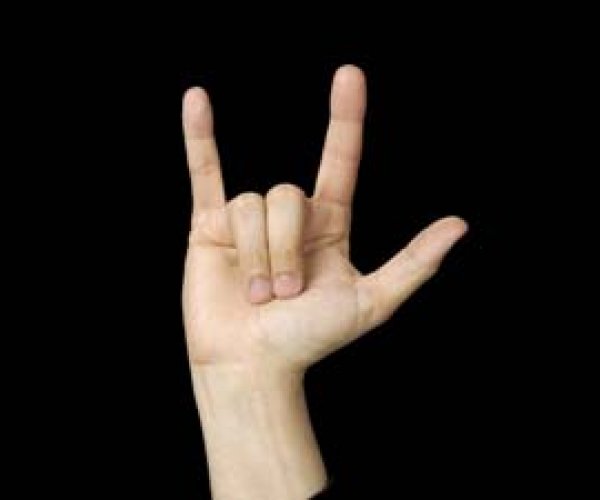 Жестикуляция и язык жестов воспринимаются мозгом по-разному
