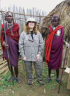 Сара Тишкофф (в центре, разумеется) в Танзании с молодыми воинами масаи (фото с сайта marylandresearch.umd.edu).